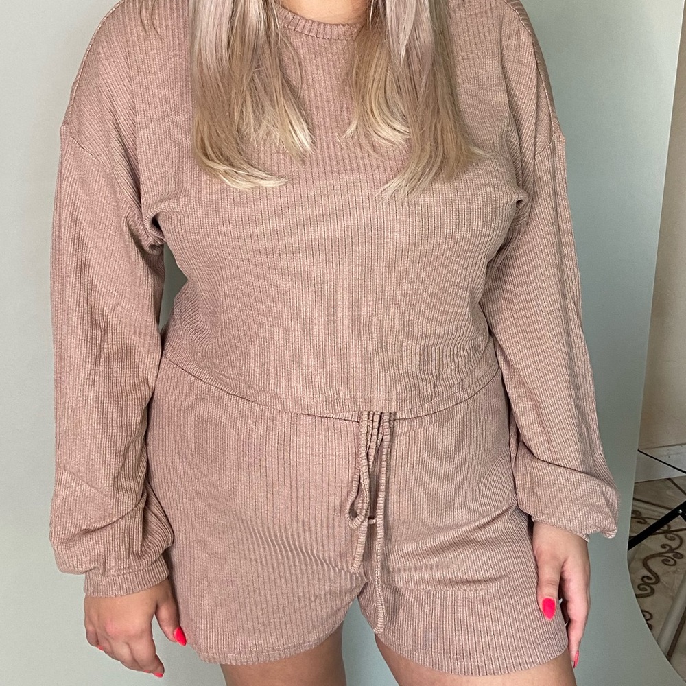 Cropped lounge set